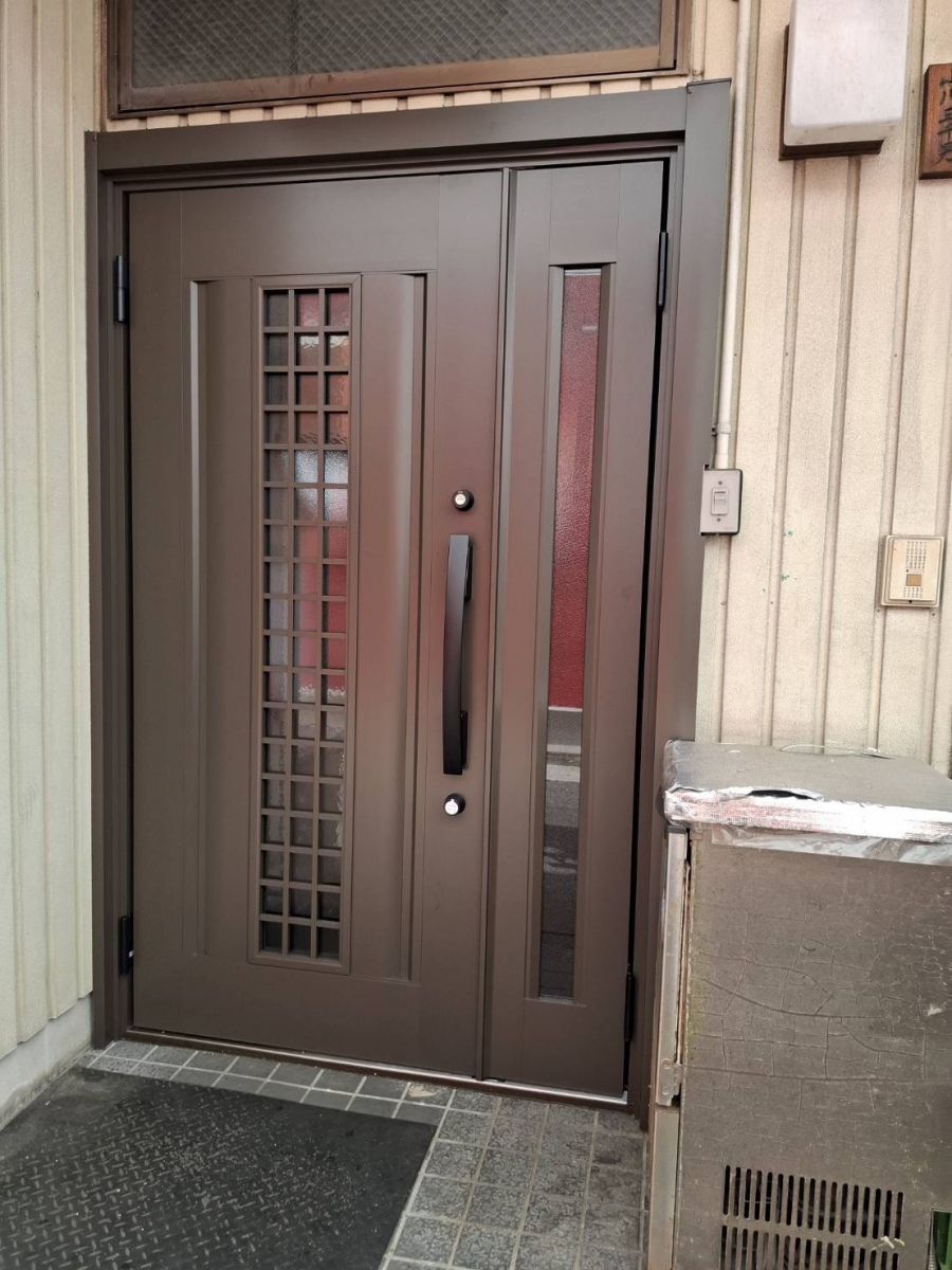 中央アルミ住器の裏玄関ドアのリフォーム(桑名市)の施工後の写真2