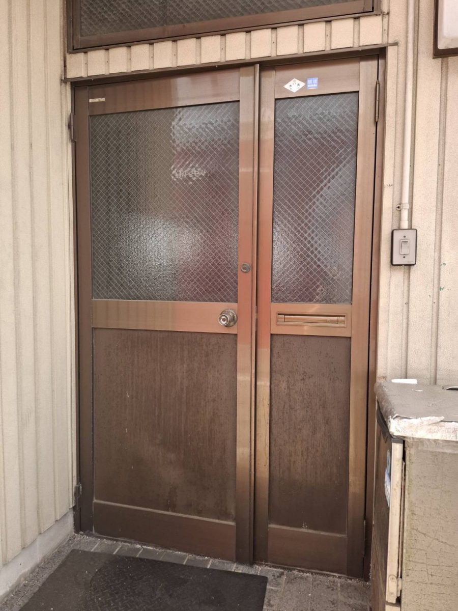 中央アルミ住器の裏玄関ドアのリフォーム(桑名市)の施工前の写真1