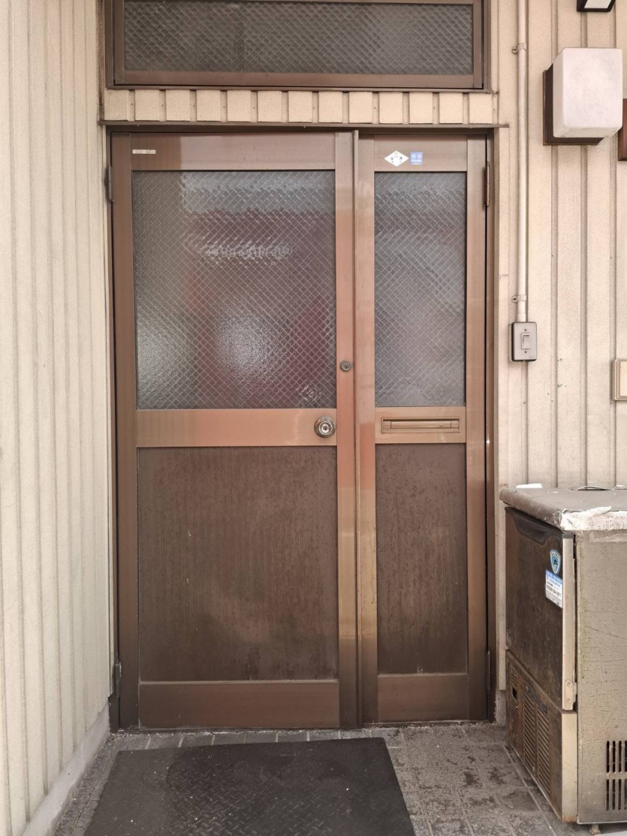 中央アルミ住器の裏玄関ドアのリフォーム(桑名市)の施工前の写真2