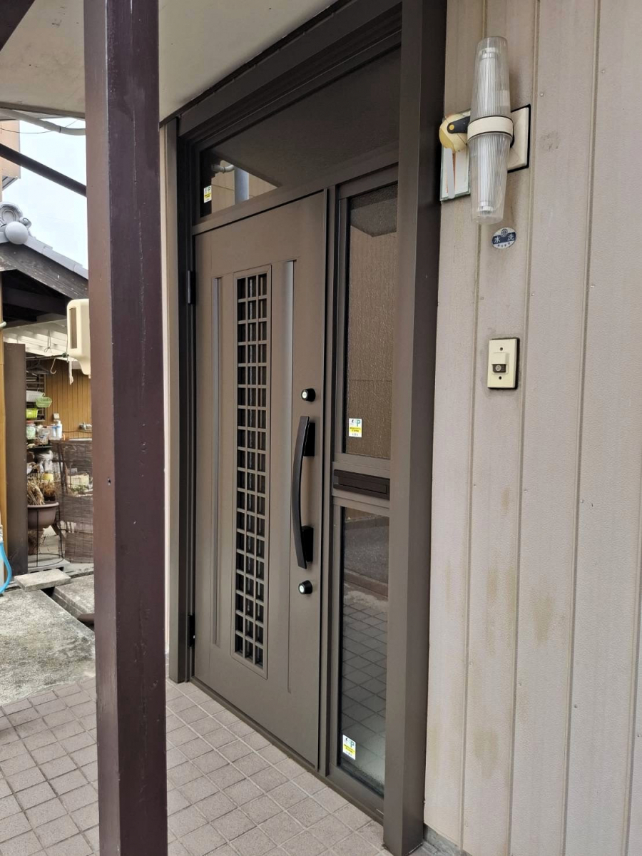 中央アルミ住器の事故で破損した玄関ドアをLIXILリシェントで一新!防犯性もアップの施工後の写真2
