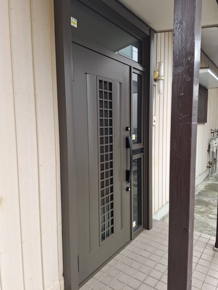 中央アルミ住器の事故で破損した玄関ドアをLIXILリシェントで一新!防犯性もアップの施工後の写真3
