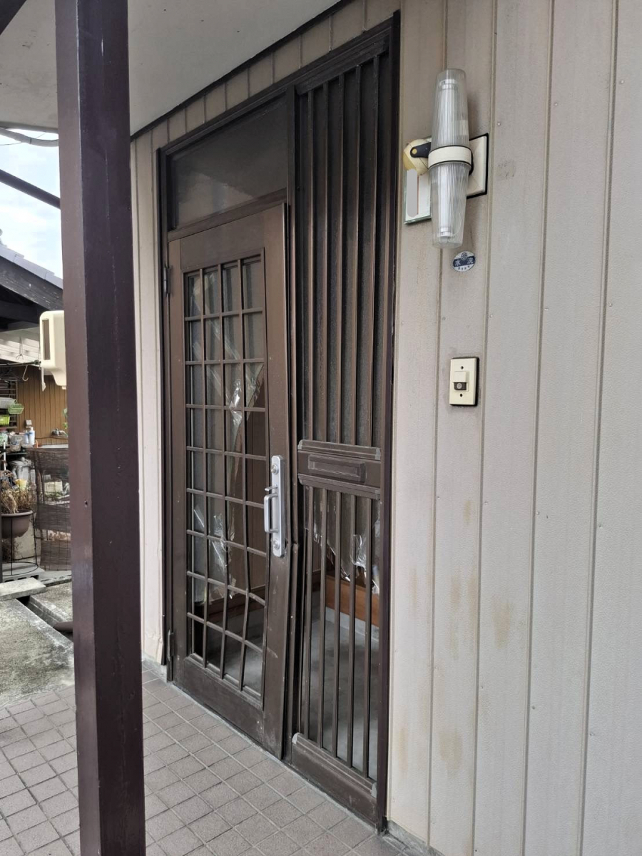 中央アルミ住器の事故で破損した玄関ドアをLIXILリシェントで一新!防犯性もアップの施工前の写真2