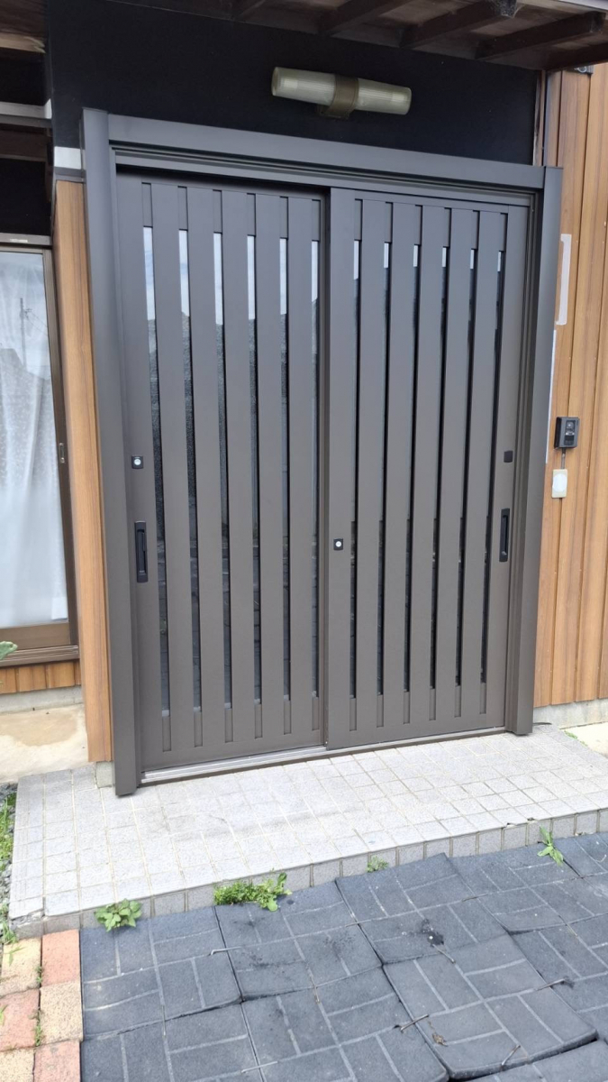 中央アルミ住器の玄関の印象一新!三重県鈴鹿市でLIXILリシェント玄関引戸2へ交換✨の施工後の写真1