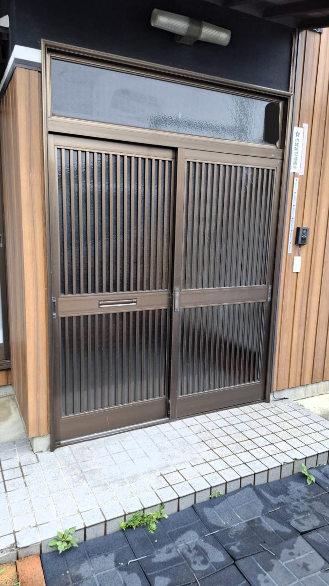 中央アルミ住器の玄関の印象一新!三重県鈴鹿市でLIXILリシェント玄関引戸2へ交換✨の施工前の写真1
