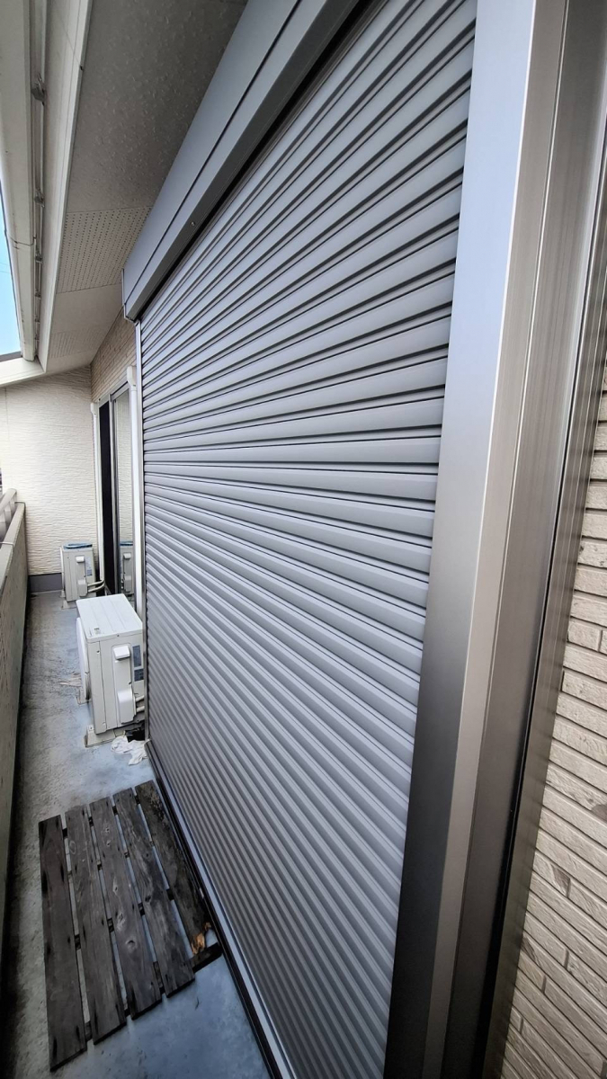 中央アルミ住器の2階バルコニーの掃き出し窓にLIXIL後付けシャッター【四日市市】の施工後の写真2