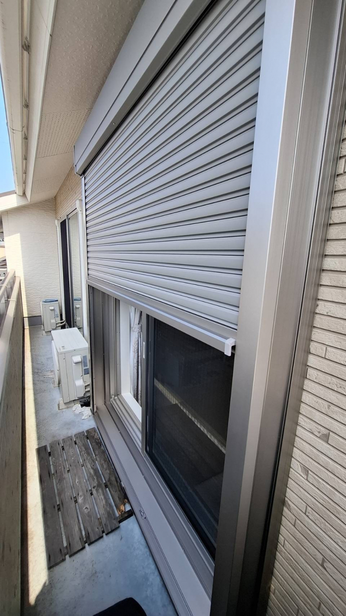 中央アルミ住器の2階バルコニーの掃き出し窓にLIXIL後付けシャッター【四日市市】の施工後の写真3