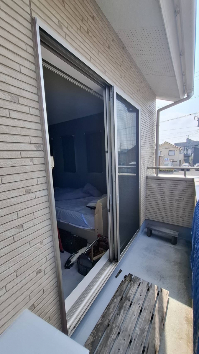 中央アルミ住器の2階バルコニーの掃き出し窓にLIXIL後付けシャッター【四日市市】の施工前の写真1