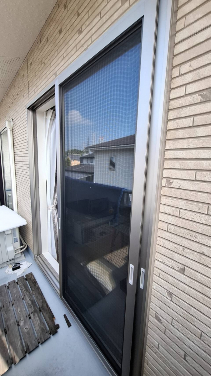 中央アルミ住器の2階バルコニーの掃き出し窓にLIXIL後付けシャッター【四日市市】の施工前の写真2