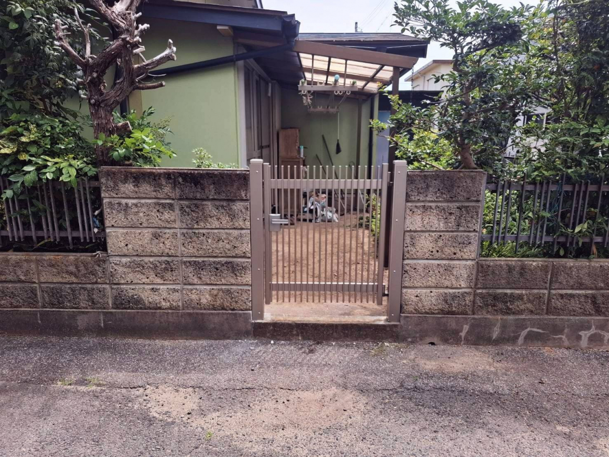中央アルミ住器の腐食した門扉を軽量アルミ製へ交換!LIXILハイ千峰【四日市市】の施工後の写真3