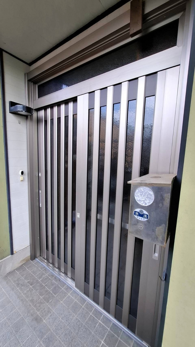 中央アルミ住器のLIXILのリシェント玄関引戸で快適な住まいにリフォームの施工後の写真2