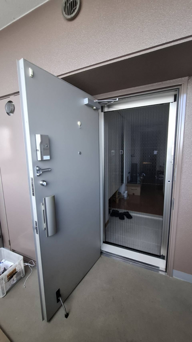 中央アルミ住器の四日市市のマンション玄関ドアに「しまえるんですα」を取り付け、風通しと快適さを実現！の施工後の写真1