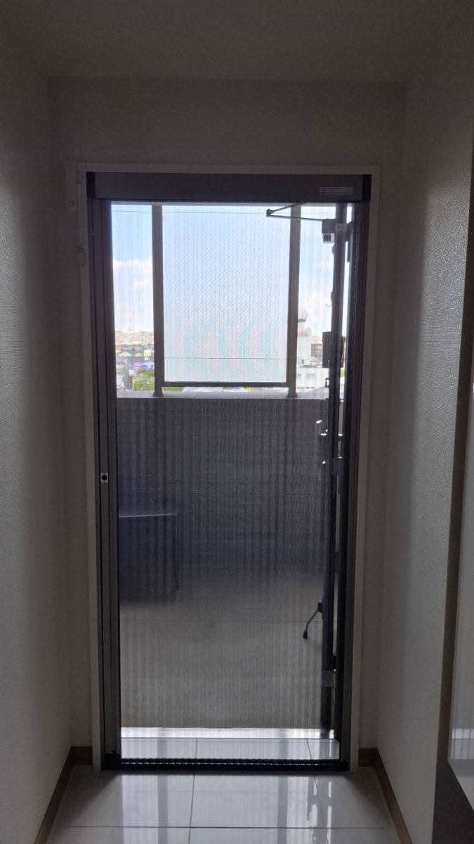 中央アルミ住器の四日市市のマンション玄関ドアに「しまえるんですα」を取り付け、風通しと快適さを実現！の施工後の写真2