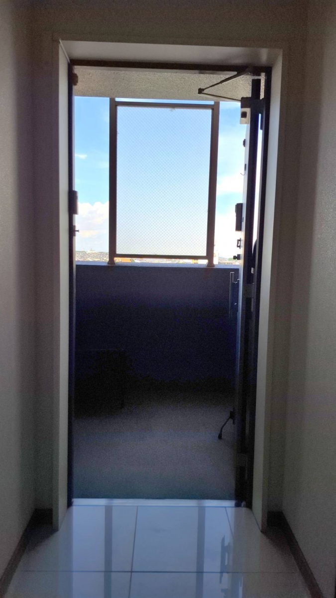 中央アルミ住器の四日市市のマンション玄関ドアに「しまえるんですα」を取り付け、風通しと快適さを実現！の施工前の写真2