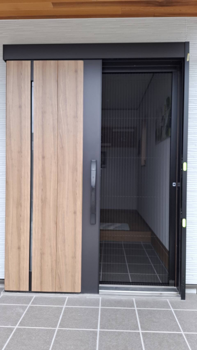中央アルミ住器の【三重県四日市市】玄関引戸にLIXIL「しまえるんですα」を後付けで設置の施工後の写真1