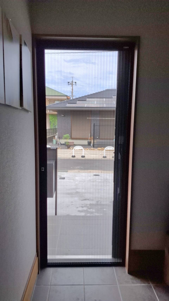 中央アルミ住器の【三重県四日市市】玄関引戸にLIXIL「しまえるんですα」を後付けで設置の施工後の写真3