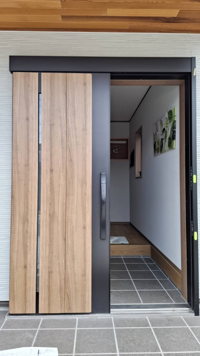中央アルミ住器の【三重県四日市市】玄関引戸にLIXIL「しまえるんですα」を後付けで設置の施工前の写真1