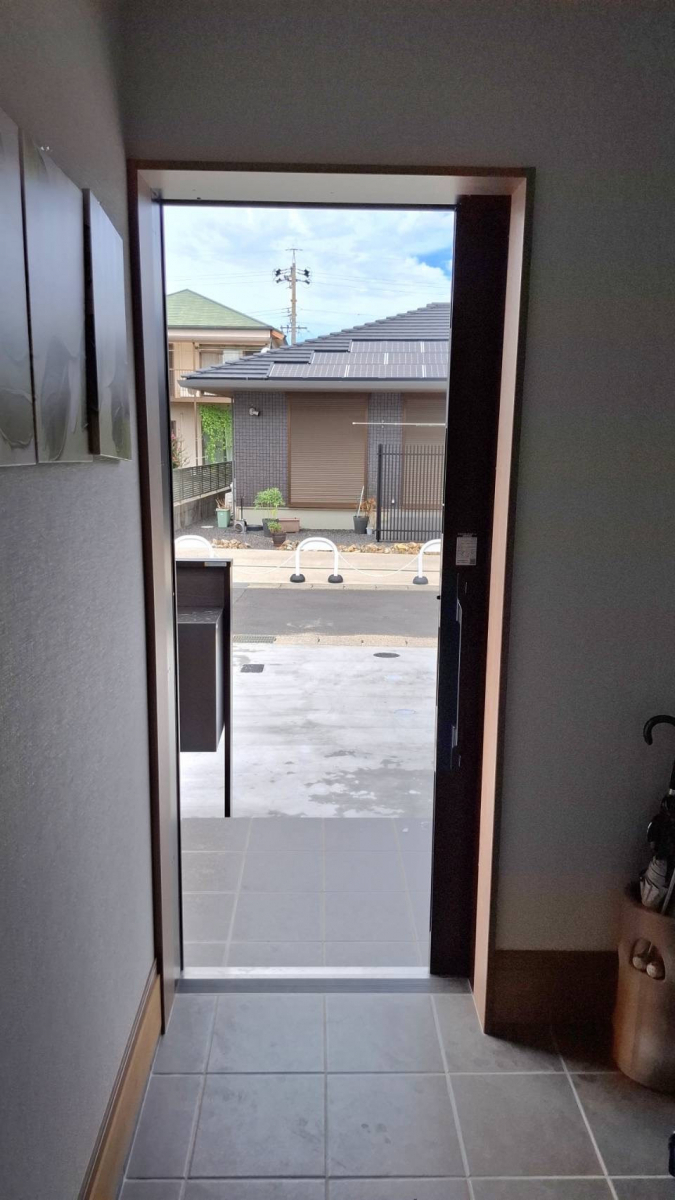中央アルミ住器の【三重県四日市市】玄関引戸にLIXIL「しまえるんですα」を後付けで設置の施工前の写真2