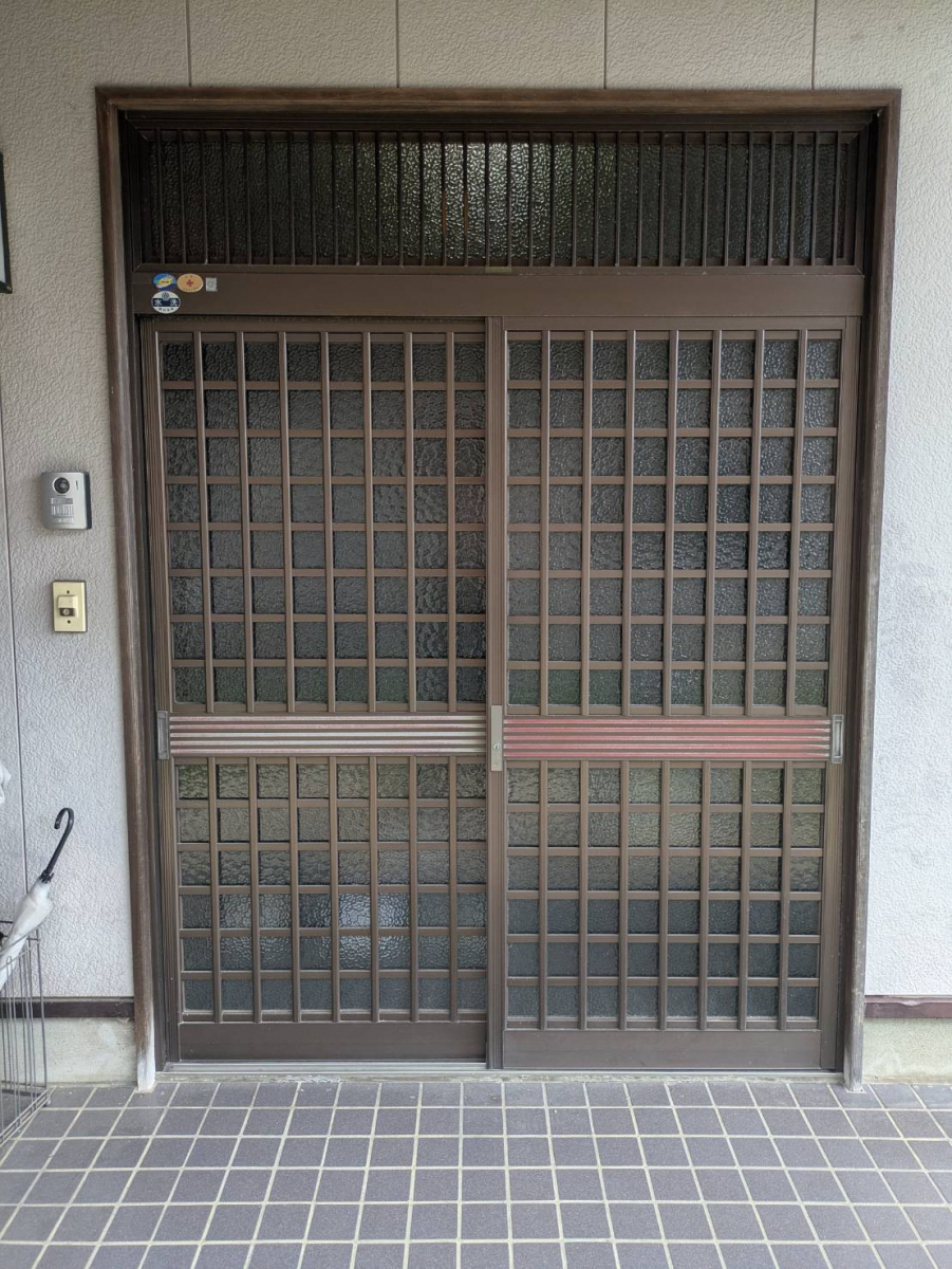 中央アルミ住器の四日市市 玄関リフォーム 既存の引戸をハツリ工法で断熱・両開きドアへ一新！（LIXIL ジエスタ2）の施工前の写真1