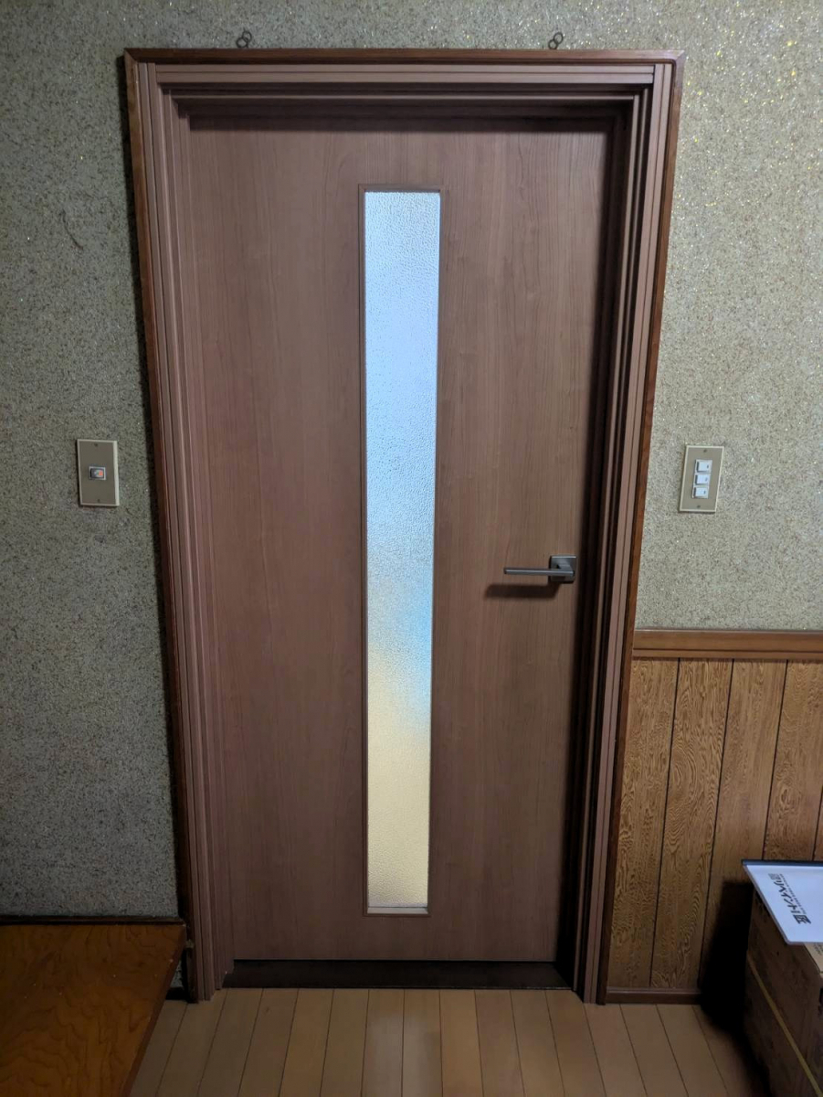 中央アルミ住器の【四日市市】LIXILラシッサSで明るい空間へ！木製ドア交換リフォームの施工後の写真1