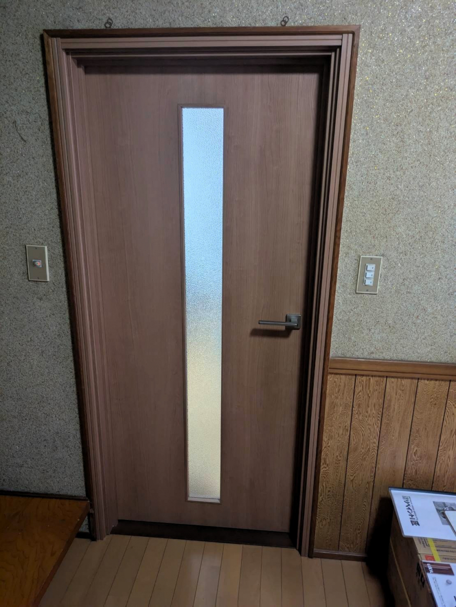 中央アルミ住器の【四日市市】LIXILラシッサSで明るい空間へ！木製ドア交換リフォームの施工後の写真2