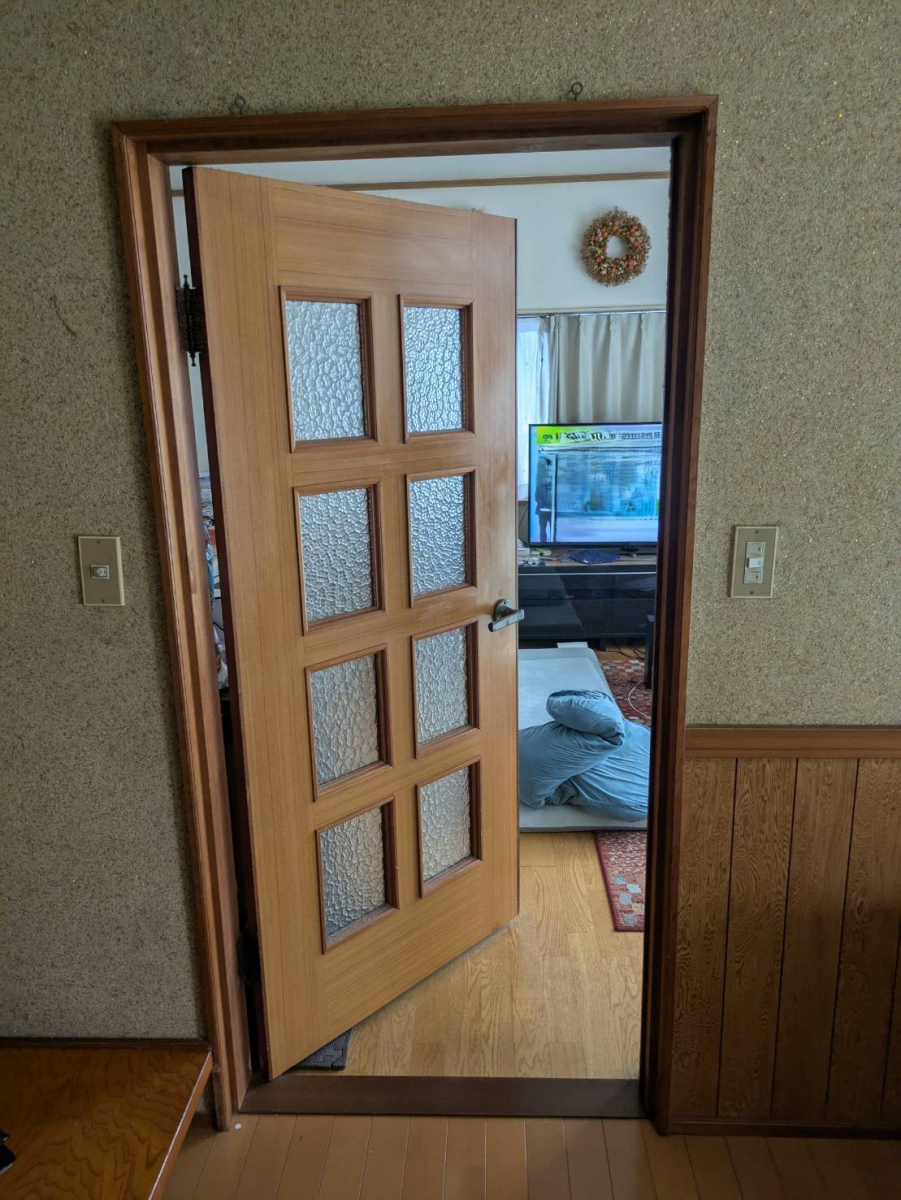 中央アルミ住器の【四日市市】LIXILラシッサSで明るい空間へ！木製ドア交換リフォームの施工前の写真1