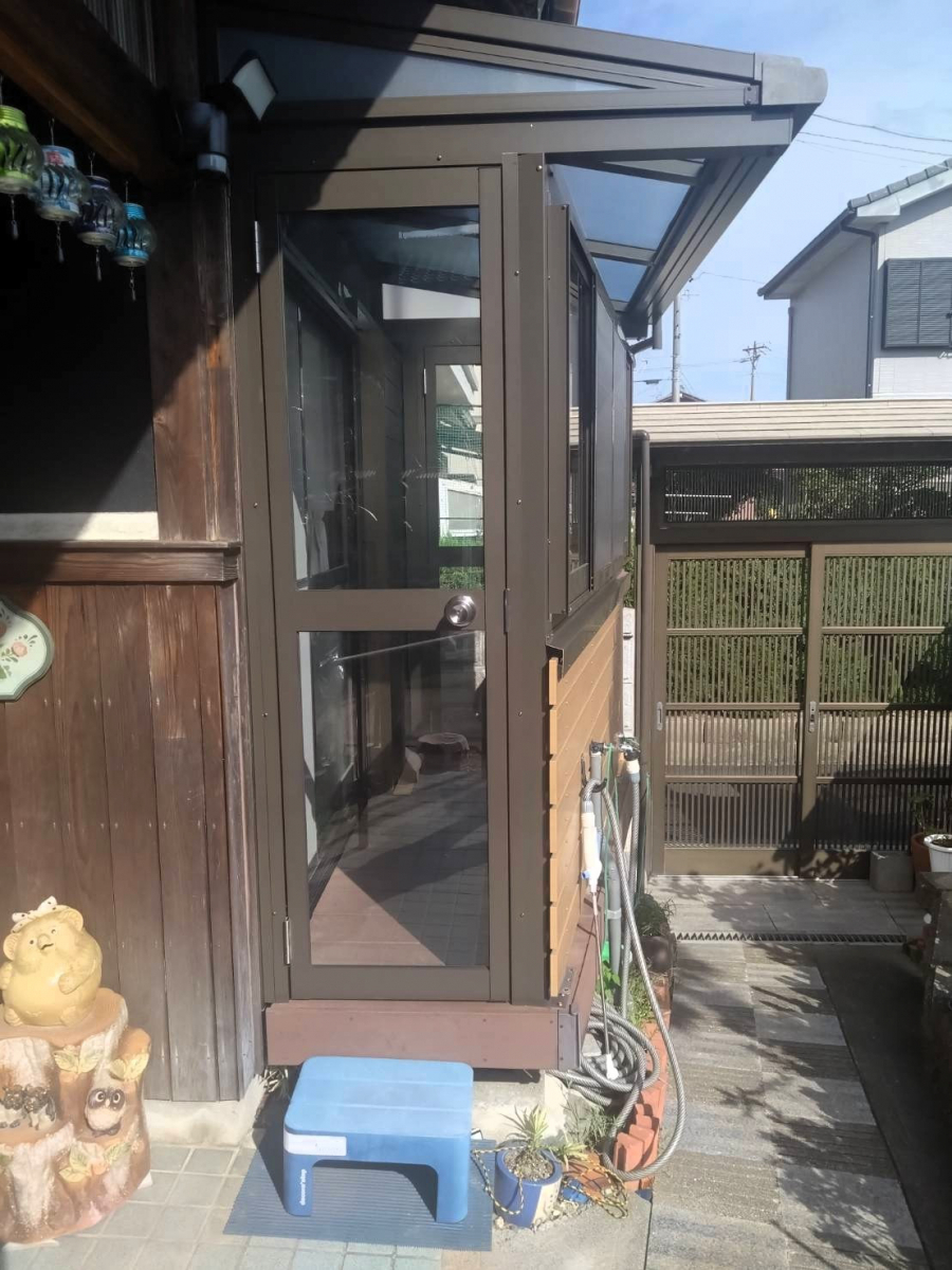 中央アルミ住器の【四日市市】ウッドデッキを快適な「風除室」にリフォーム!LIXIL製品で機能性アップの施工後の写真1