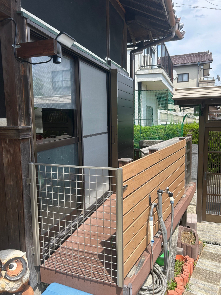 中央アルミ住器の【四日市市】ウッドデッキを快適な「風除室」にリフォーム!LIXIL製品で機能性アップの施工前の写真1
