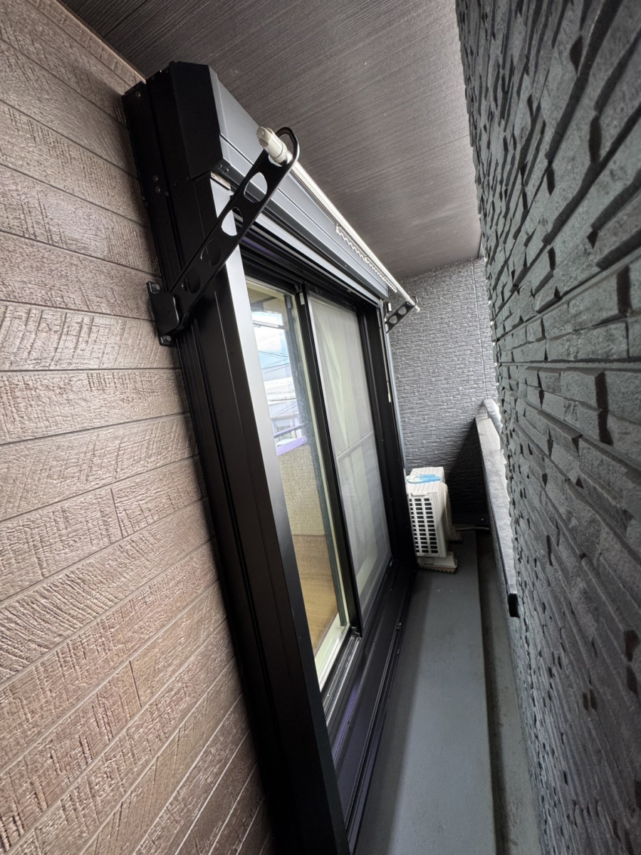 中央アルミ住器の【四日市市】2階の窓2箇所に後付けで電動シャッターを設置の施工後の写真2