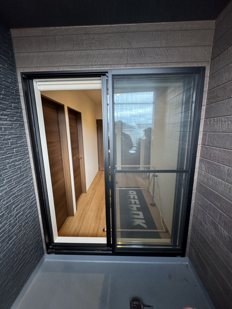 中央アルミ住器の【四日市市】2階の窓2箇所に後付けで電動シャッターを設置の施工前の写真1