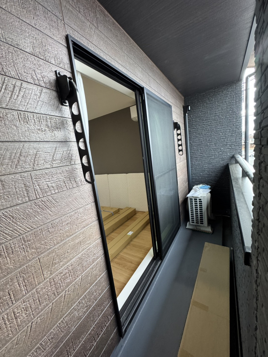 中央アルミ住器の【四日市市】2階の窓2箇所に後付けで電動シャッターを設置の施工前の写真2