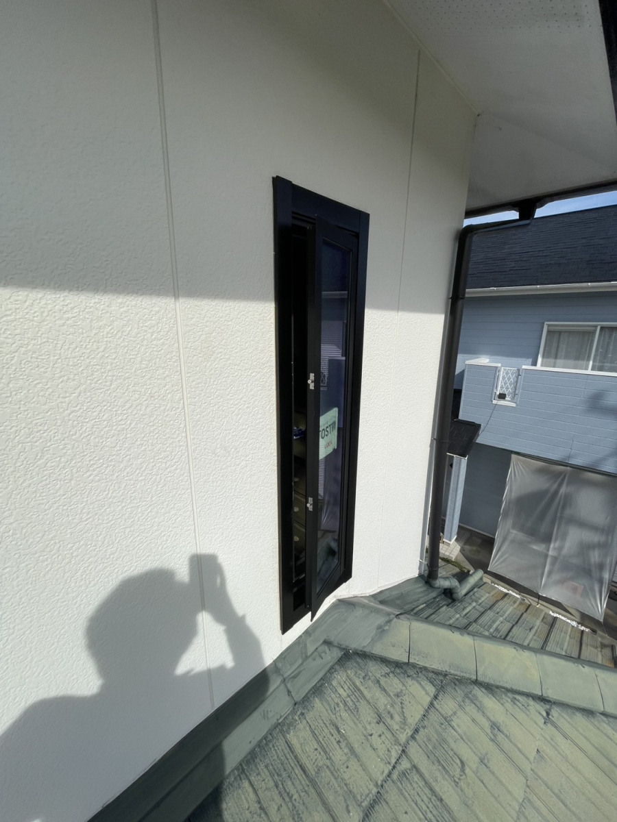 中央アルミ住器の【鈴鹿市】LIXILリプラスで上げ下げ窓から縦すべり窓へ快適リフォーム！の施工後の写真1
