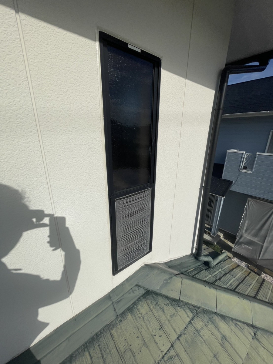 中央アルミ住器の【鈴鹿市】LIXILリプラスで上げ下げ窓から縦すべり窓へ快適リフォーム！の施工前の写真1