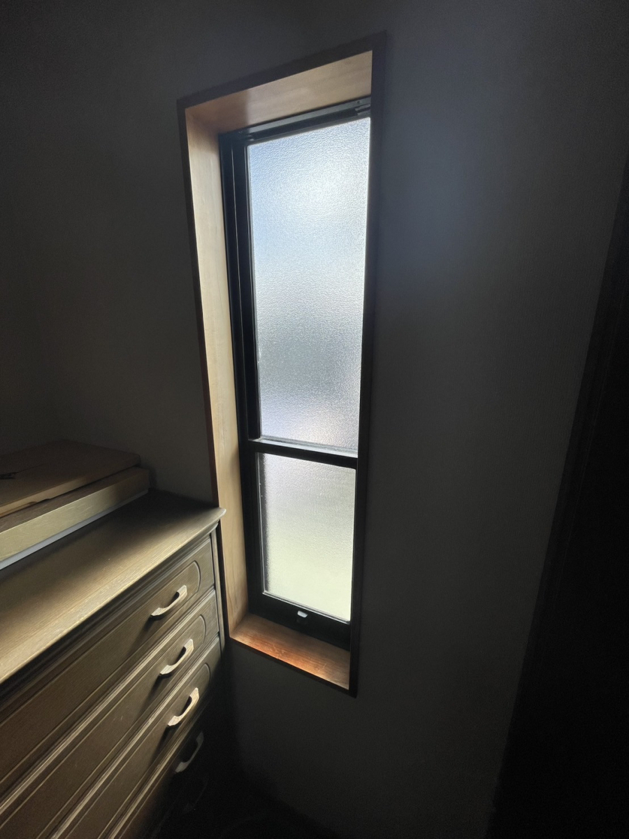 中央アルミ住器の【鈴鹿市】LIXILリプラスで上げ下げ窓から縦すべり窓へ快適リフォーム！の施工前の写真2