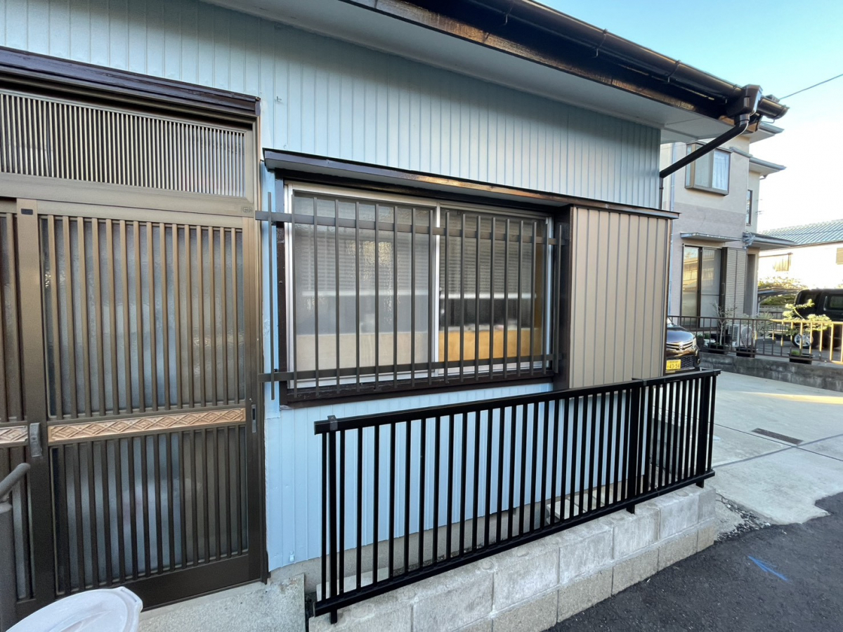 中央アルミ住器の【四日市市】防犯対策に効果的な面格子設置！安心の縦格子デザインの施工後の写真1