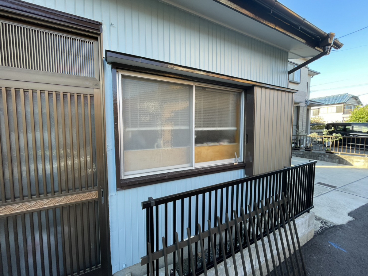 中央アルミ住器の【四日市市】防犯対策に効果的な面格子設置！安心の縦格子デザインの施工前の写真1