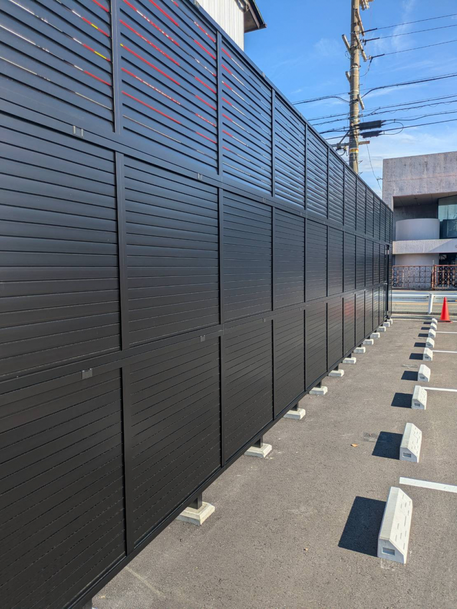 中央アルミ住器の【四日市市】高さ3mの目隠しフェンス！LIXILフェンスABで店舗外観を一新の施工後の写真3