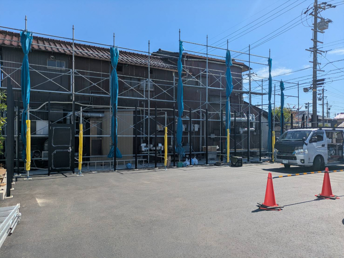 中央アルミ住器の【四日市市】高さ3mの目隠しフェンス！LIXILフェンスABで店舗外観を一新の施工前の写真1