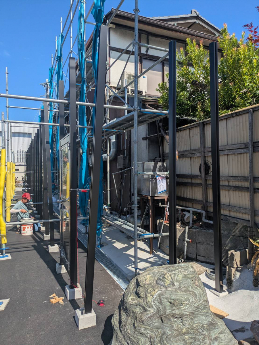 中央アルミ住器の【四日市市】高さ3mの目隠しフェンス！LIXILフェンスABで店舗外観を一新の施工前の写真2