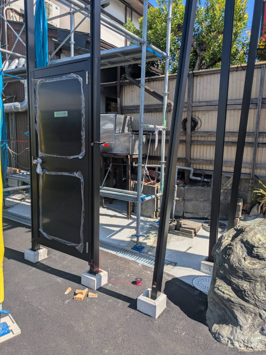 中央アルミ住器の【四日市市】高さ3mの目隠しフェンス！LIXILフェンスABで店舗外観を一新の施工前の写真3