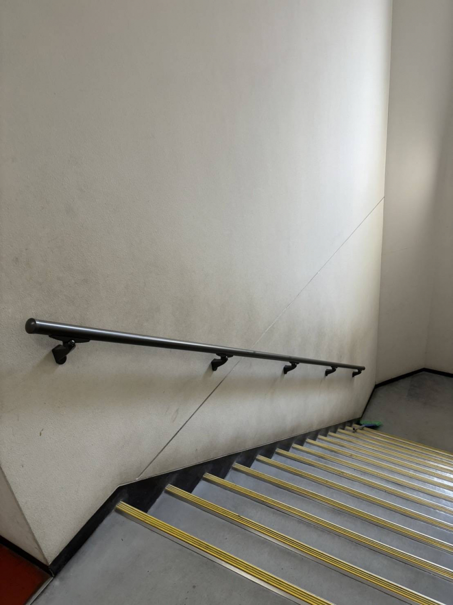 中央アルミ住器の【四日市市】食品会社様の安全対策を強化！3カ所の階段にLIXIL「グリップライン」を設置の施工後の写真1