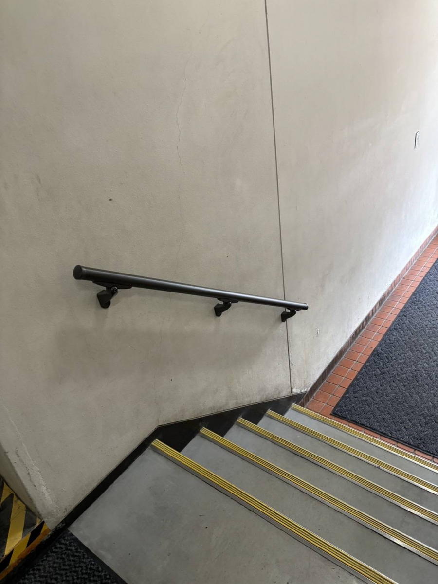 中央アルミ住器の【四日市市】食品会社様の安全対策を強化！3カ所の階段にLIXIL「グリップライン」を設置の施工後の写真2