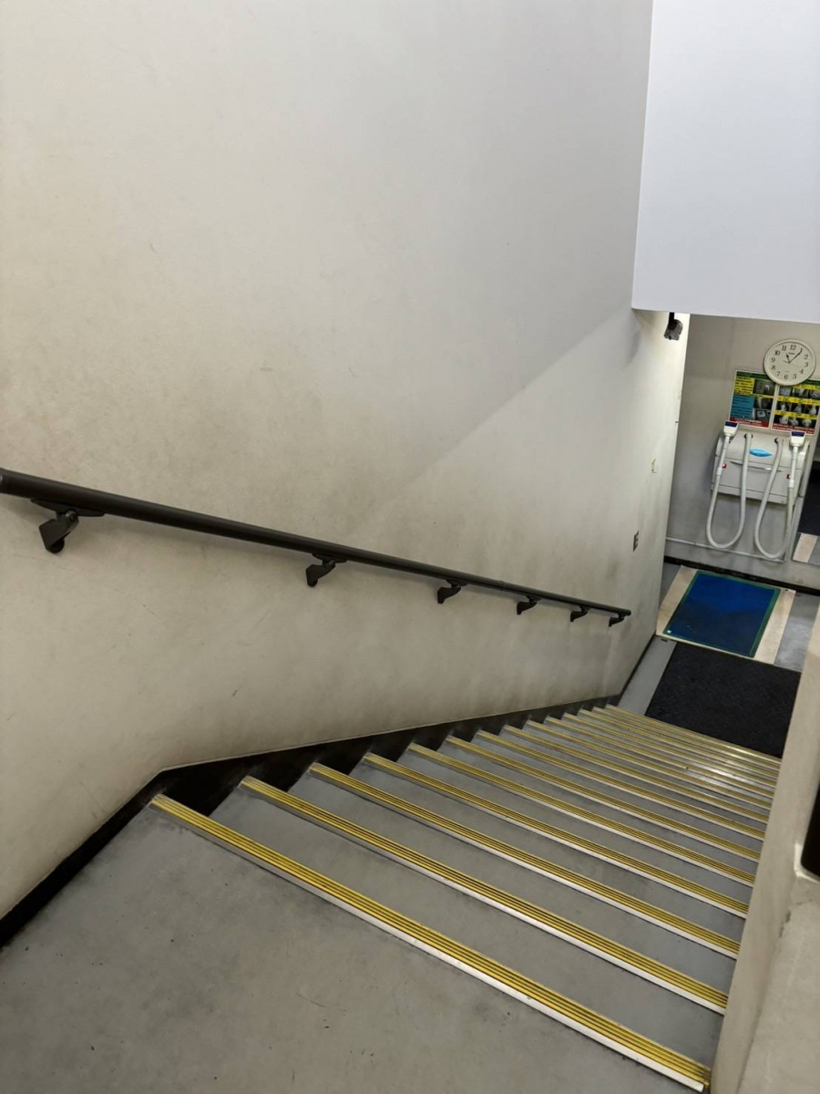 中央アルミ住器の【四日市市】食品会社様の安全対策を強化！3カ所の階段にLIXIL「グリップライン」を設置の施工後の写真3