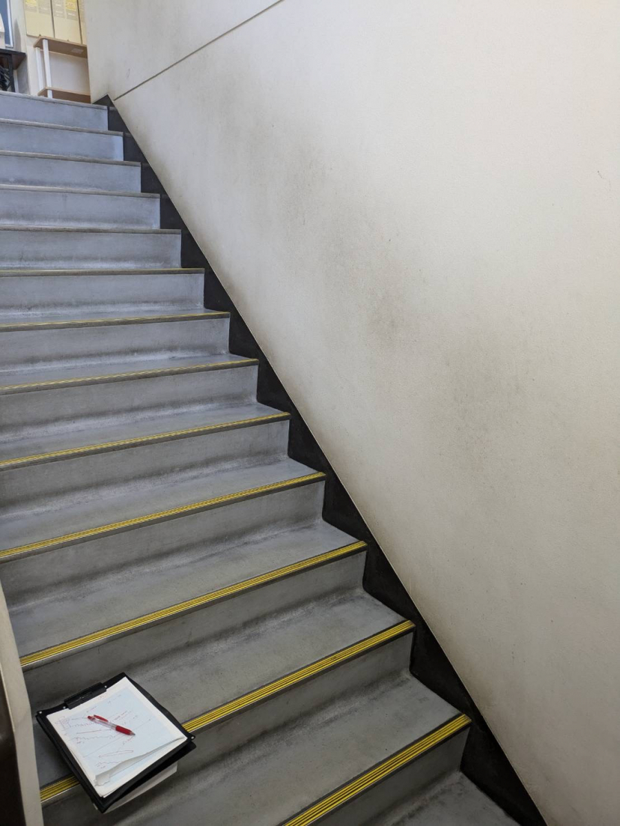 中央アルミ住器の【四日市市】食品会社様の安全対策を強化！3カ所の階段にLIXIL「グリップライン」を設置の施工前の写真1