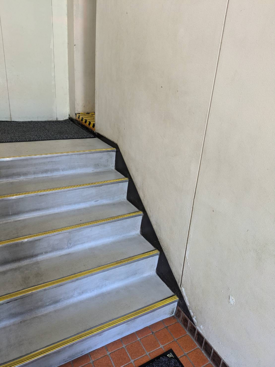 中央アルミ住器の【四日市市】食品会社様の安全対策を強化！3カ所の階段にLIXIL「グリップライン」を設置の施工前の写真2