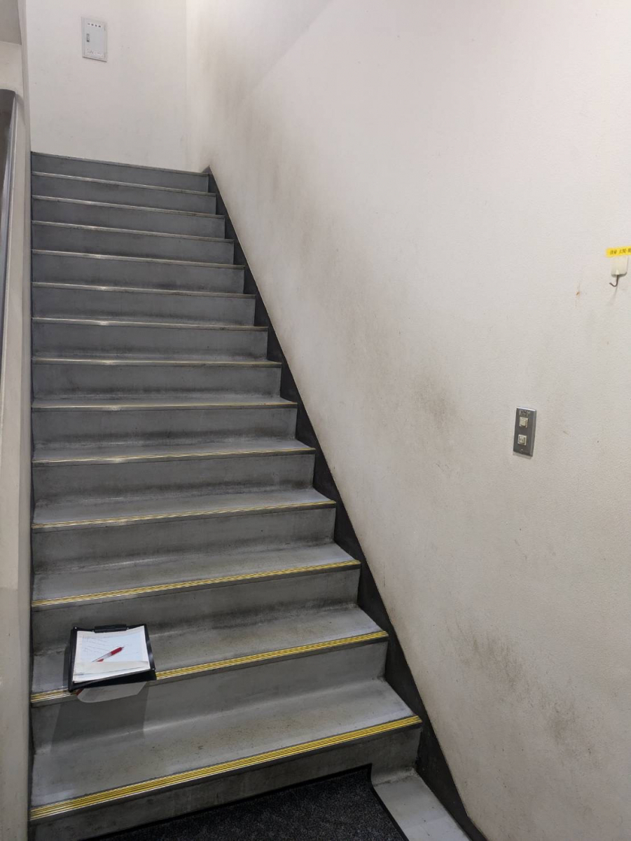 中央アルミ住器の【四日市市】食品会社様の安全対策を強化！3カ所の階段にLIXIL「グリップライン」を設置の施工前の写真3
