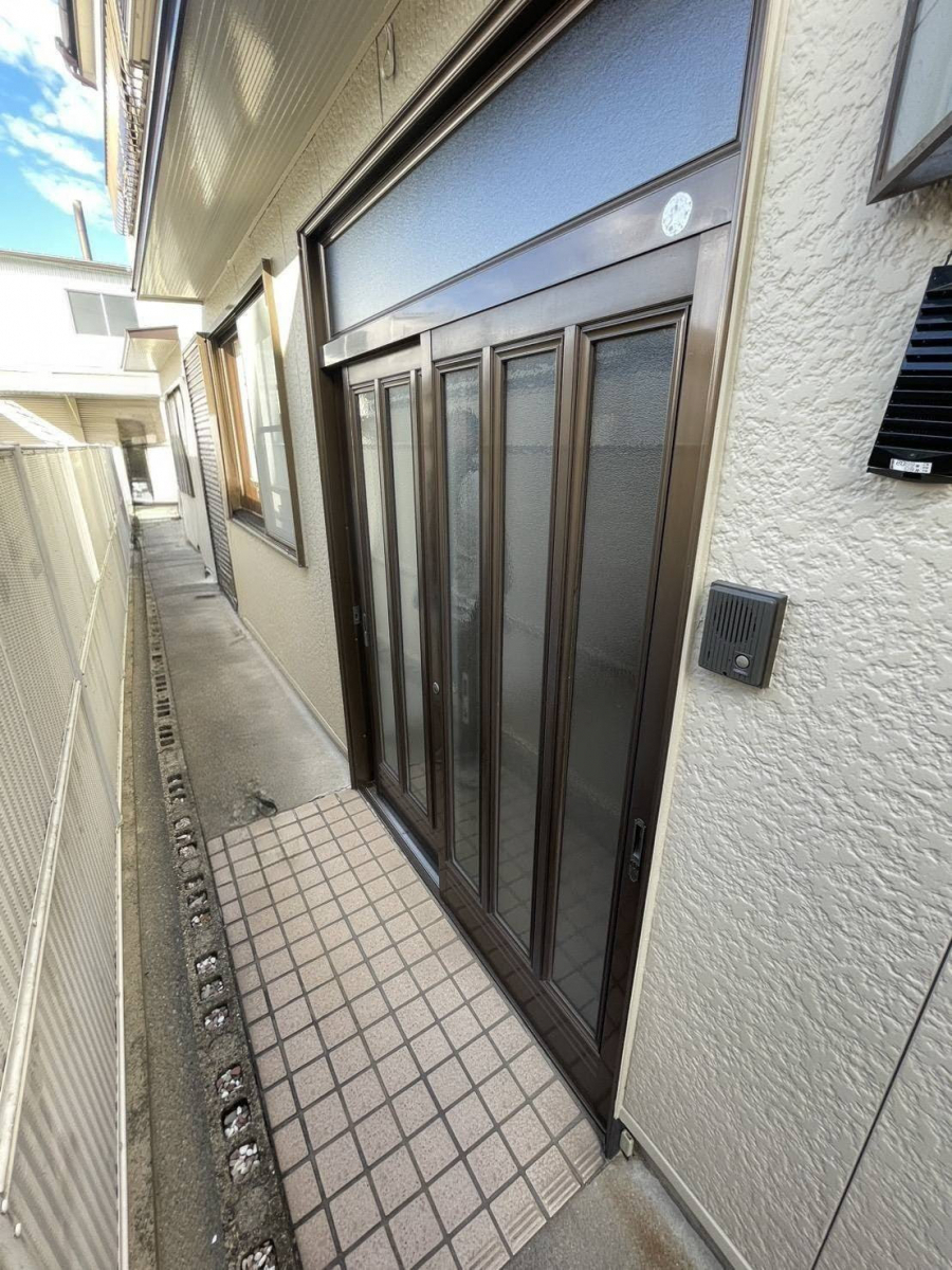 中央アルミ住器の【桑名市】LIXILリシェント引戸P16型へ刷新！ランマを無くして開放感のあるモダンな玄関への施工前の写真1