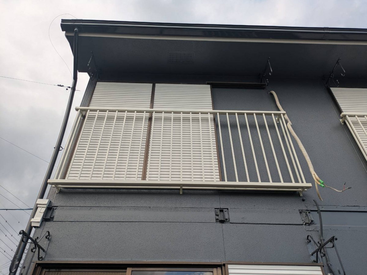 中央アルミ住器の【津市】アパートのバルコニーを刷新！リクシル「アルミ手摺S型」で経年劣化を解消し美観をアップの施工後の写真1