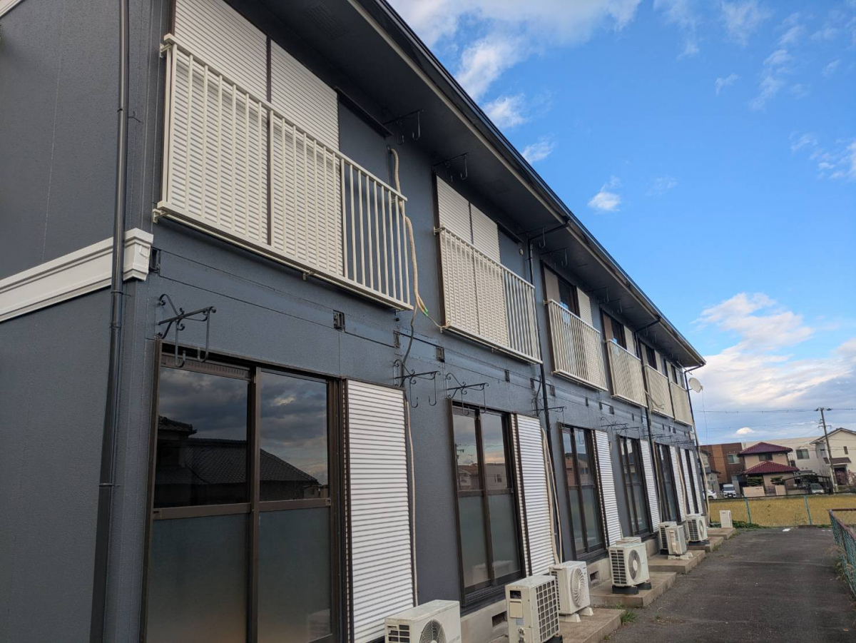 中央アルミ住器の【津市】アパートのバルコニーを刷新！リクシル「アルミ手摺S型」で経年劣化を解消し美観をアップの施工後の写真2