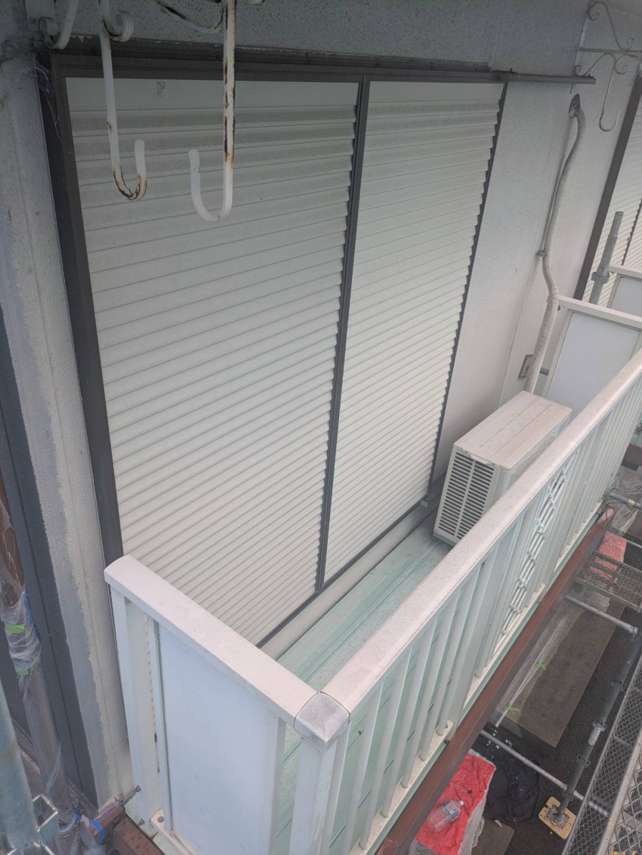 中央アルミ住器の【津市】アパートのバルコニーを刷新！リクシル「アルミ手摺S型」で経年劣化を解消し美観をアップの施工前の写真1