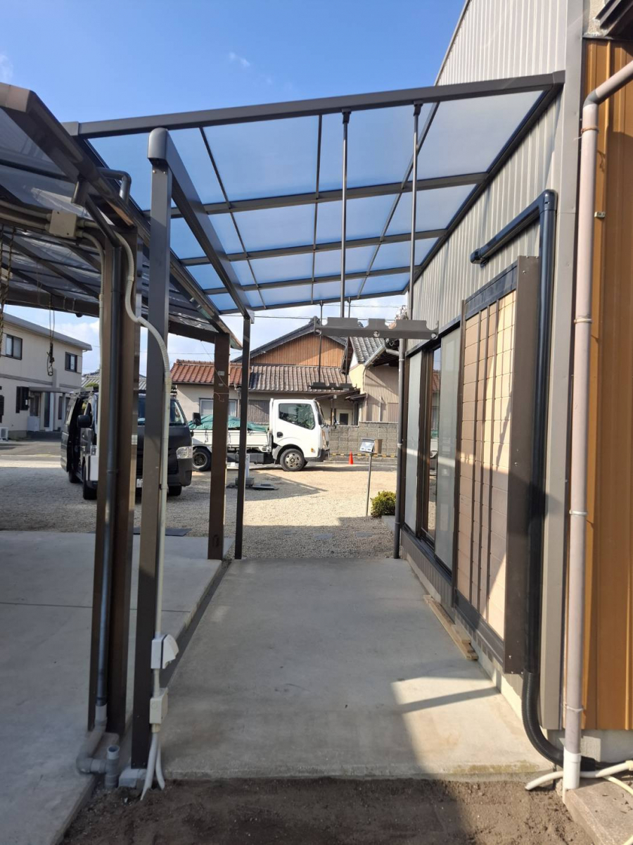 中央アルミ住器の【四日市市】住宅とカーポートの隙間を解消！リクシル「スピーネ」設置で雨の日の移動をスムーズにの施工後の写真1